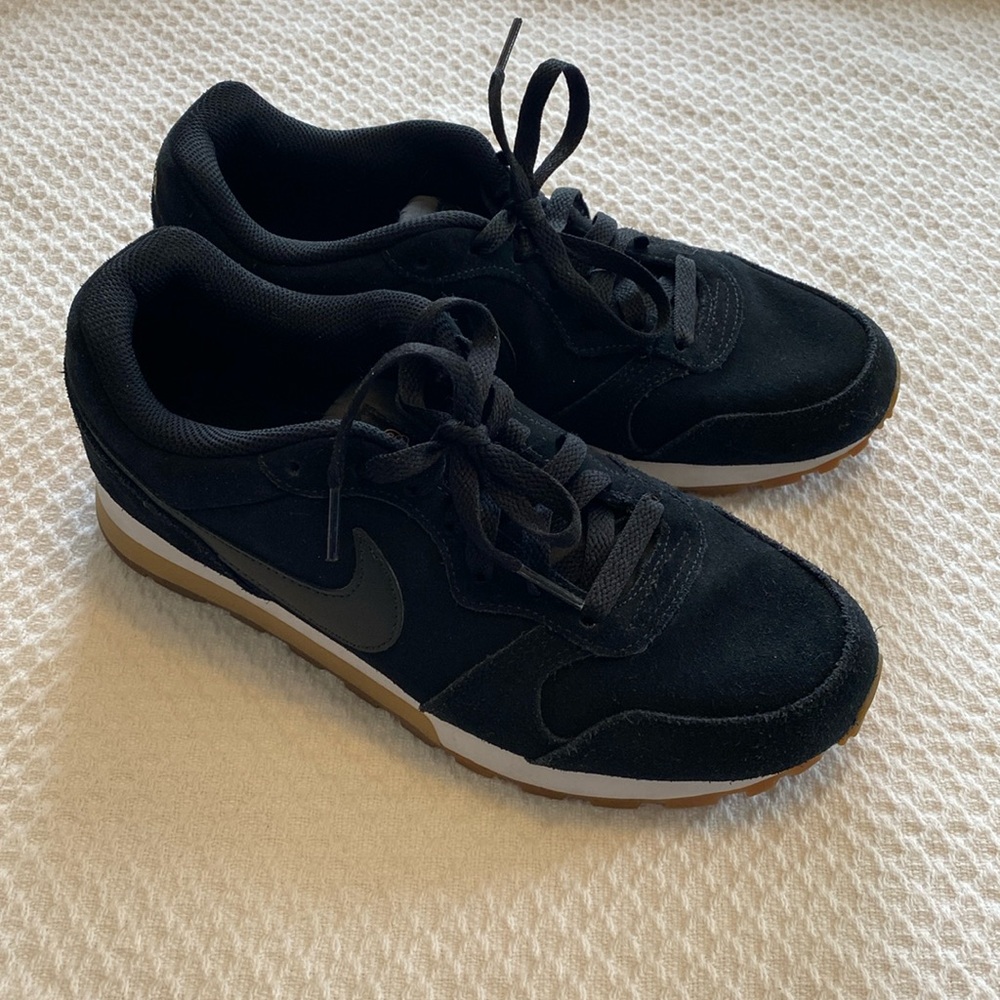 Women’s Nike MD Runner 2 SE Size 8